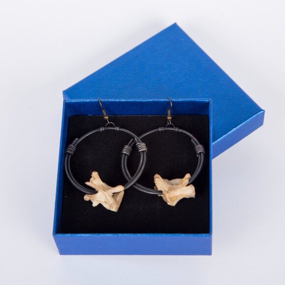 WOLF TEA CREATIONS HANDMADE WIRE WRAP HOOP EARRINGS WITH RACCOON VERTEBRAE CHARM - Picture 5 of 6